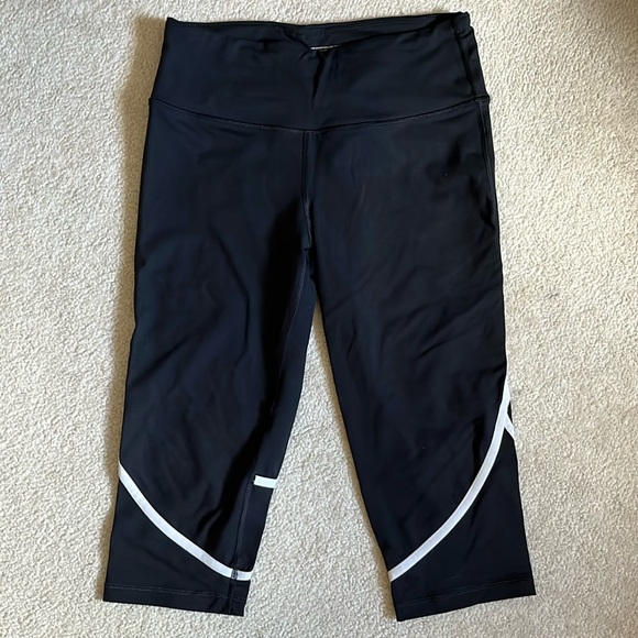 bad medium black w light grey lines crops leggings - Picture 1 of 3